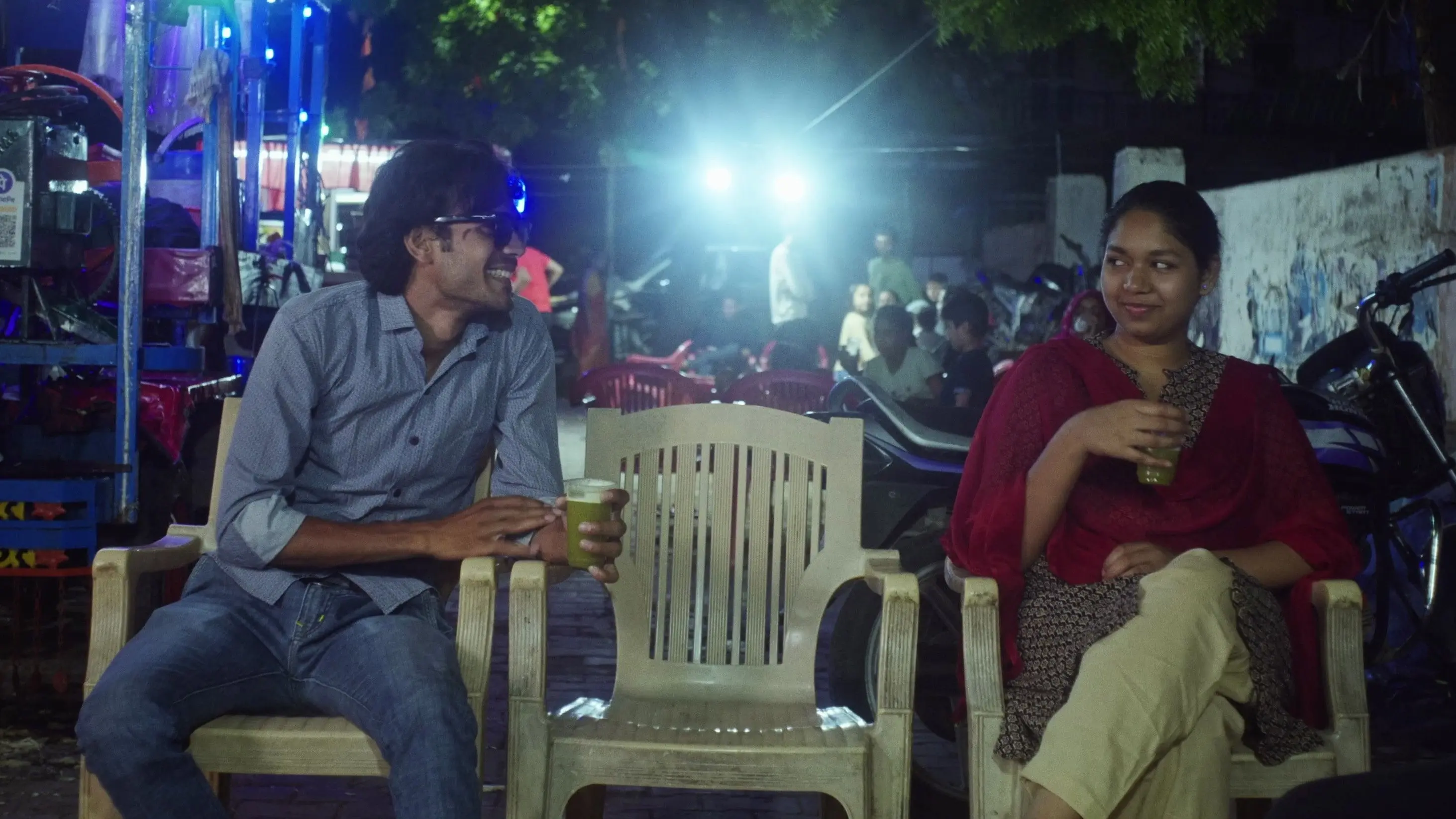 Gulab aur Aaina backdrop