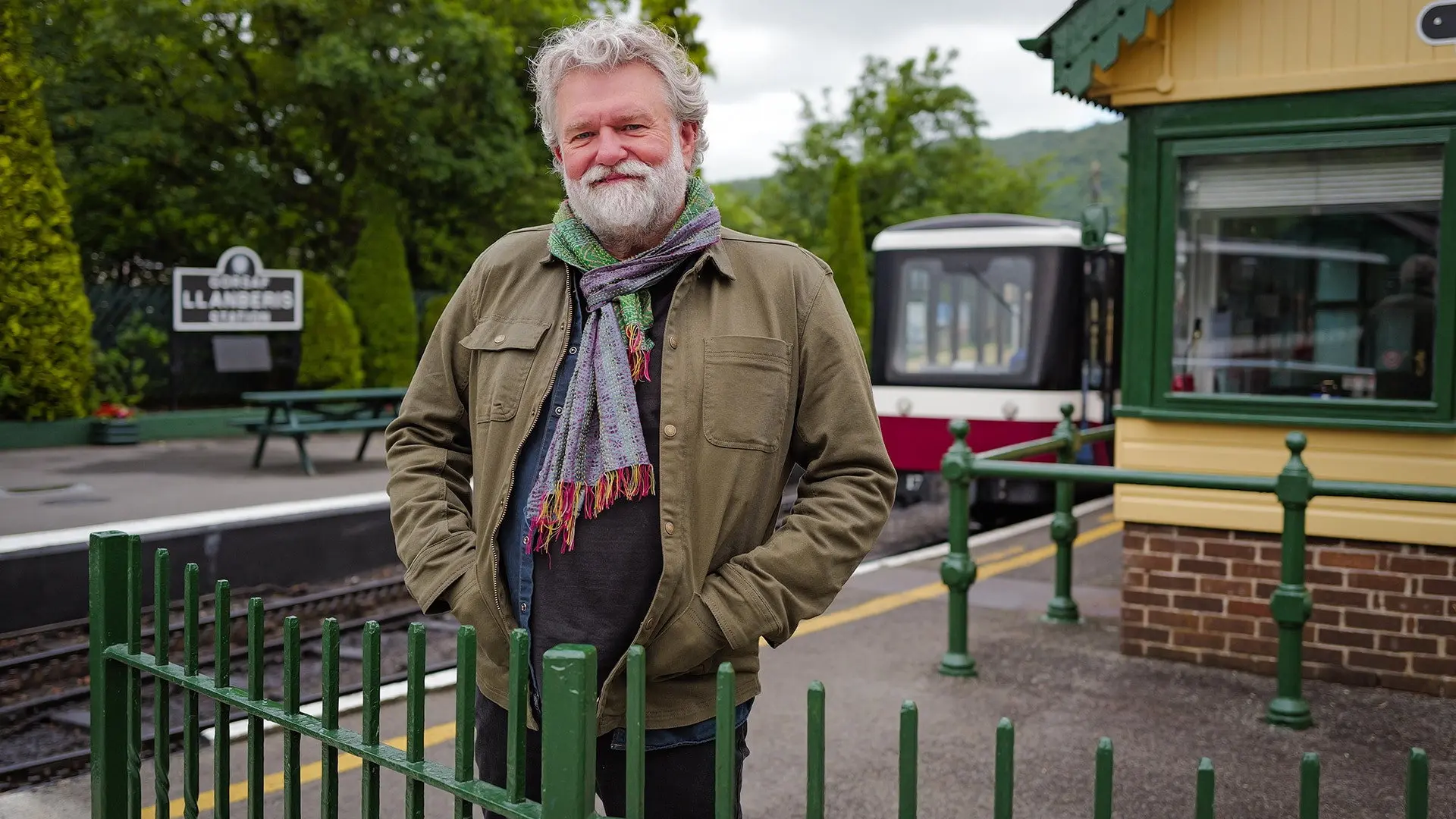 Britain's Favourite Railway Stations with Si King backdrop